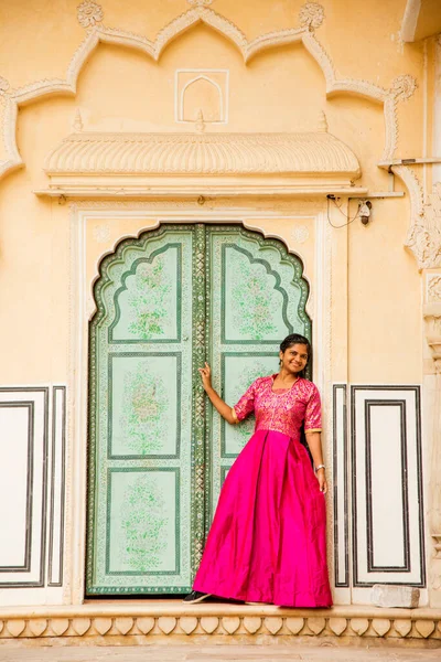 Hindistan Rajasthan Eyaletindeki Jaipur Şehir Sarayındaki Hintli Genç Kadın — Stok fotoğraf