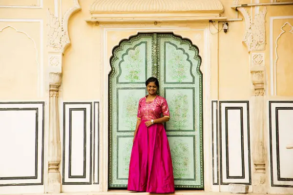 Indyjska Młoda Kobieta Pałacu Miejskim Jaipur Stanie Rajasthan Indie — Zdjęcie stockowe
