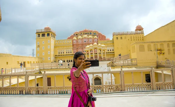 Kobiety Robiące Selfie Przed Hawa Mahal Jaipur Rajasthan Indie — Zdjęcie stockowe