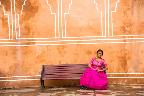 Kırmızı Duvar Arkasında Geleneksel Kıyafetler Giyen Hintli Kadın — Stok fotoğraf