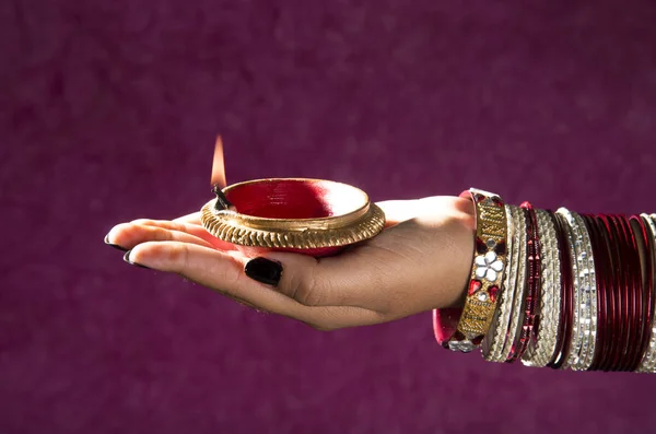Mão Feminina Segurando Lâmpada Barro Acesa Festival Diwali Índia — Fotografia de Stock