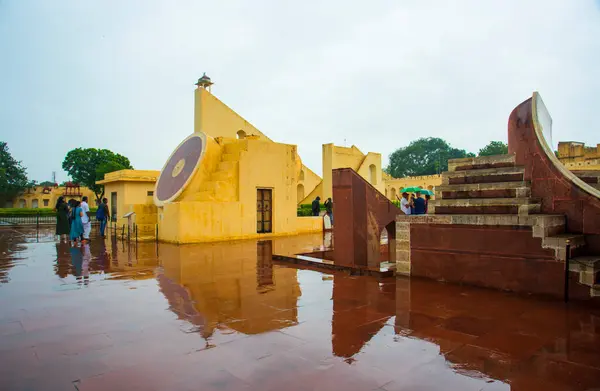 Jantar Mantar rasathanesi ve onun Jaipur, Rajasthan, Hindistan 'daki astronomik aletleri. Burası UNESCO Dünya Mirasları Alanı.