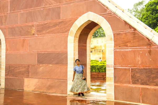 stock image Woman tourist at the Jantar Mantar observatory, Jaipur, UNESCO World Heritage Site, India.