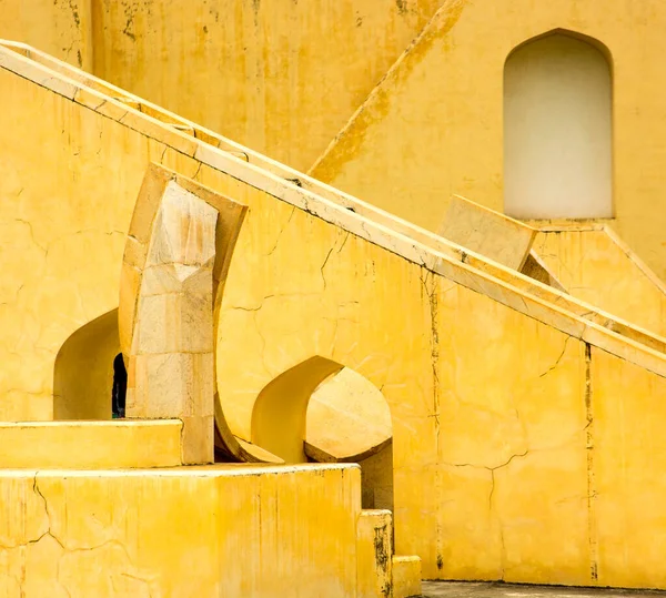 Hindistan 'ın Rajasthan kentindeki Jaipur kentindeki UNESCO miras alanı Jantar Mantar' ın antik astronomik gözlemevinin soyut geometrik modelleri ve tasarımı.