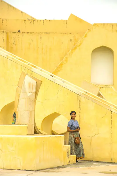 Mulher Turista Observatório Jantar Mantar Jaipur Patrimônio Mundial Unesco Índia — Fotografia de Stock