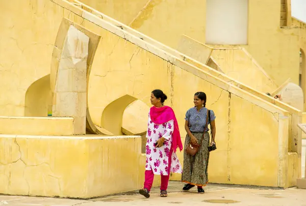 Mulher Turista Observatório Jantar Mantar Jaipur Patrimônio Mundial Unesco Índia — Fotografia de Stock