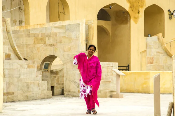 Mujer India Vestida Con Ropa Tradicional Caminando Observatorio Jantar Mantar — Foto de Stock