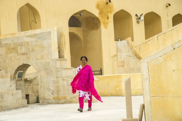 Jantar Mantar Gözlemevi Nde Kadın Turist Jaipur Unesco Dünya Mirası — Stok fotoğraf