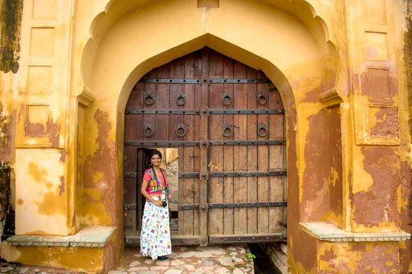 Mulher Turista Frente Porta Velha Amber Fort Jaipur Índia — Fotografia de Stock