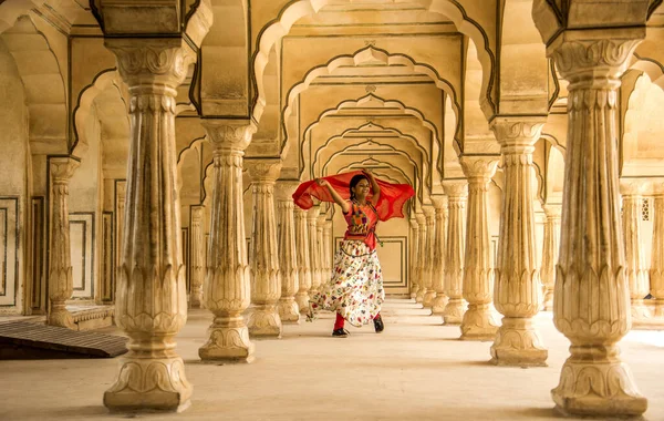 Fiatal Női Turista Tánc Pillars Szoba Amber Fort Jaipur Rajasthan — Stock Fotó