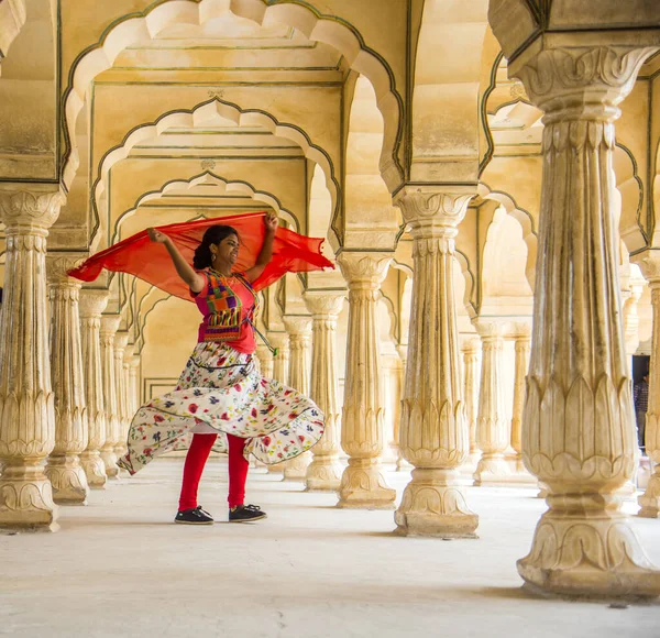 Amber Fort, Jaipur, Rajasthan, Hindistan 'daki Sütunlar Odasında dans eden genç bayan turist UNESCO Dünya Mirası Bölgesi.