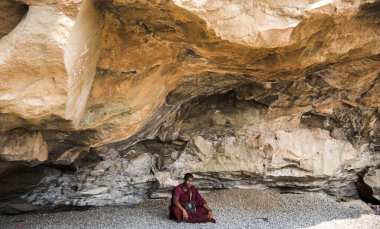 Budist keşiş, Hindistan 'daki Aurangabad Mağaralarını ziyaret etti.