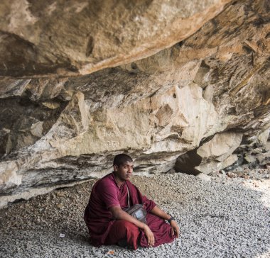 Budist keşiş, Hindistan 'daki Aurangabad Mağaralarını ziyaret etti.