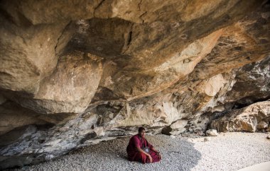 Budist keşiş, Hindistan 'daki Aurangabad Mağaralarını ziyaret etti.