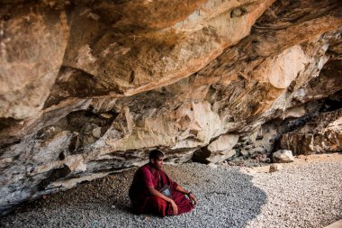 Budist keşiş, Hindistan 'daki Aurangabad Mağaralarını ziyaret etti.