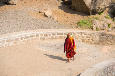 Budist keşiş, Hindistan 'daki Aurangabad Mağaralarını ziyaret etti.