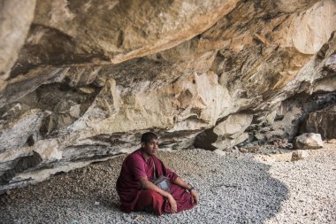 Budist keşiş, Hindistan 'daki Aurangabad Mağaralarını ziyaret etti.