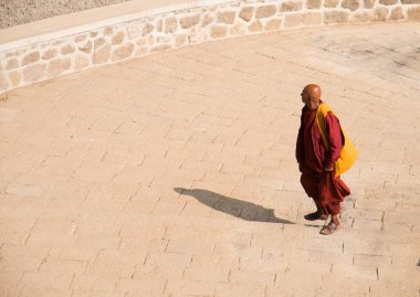 Budist keşiş, Hindistan 'daki Aurangabad Mağaralarını ziyaret etti.