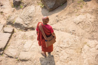 Budist keşiş, Hindistan 'daki Aurangabad Mağaralarını ziyaret etti.