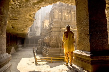 Hindu Sadhu kutsal adamlar Kailasa Tapınağını, Ellora mağaralarını, UNESCO 'nun dünya mirasını ziyaret ediyorlar..