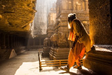 Hindu Sadhu kutsal adamlar Kailasa Tapınağını, Ellora mağaralarını, UNESCO 'nun dünya mirasını ziyaret ediyorlar..
