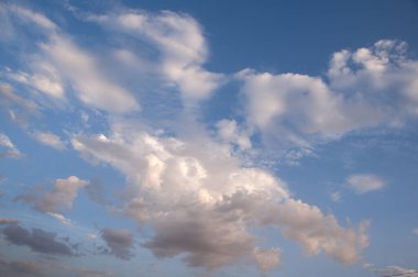 Mavi gökyüzü bulutlu ve güneşli, mavi arkaplan bulutlu
