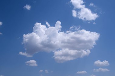 Güneşli gökyüzü soyut arkaplan, güzel bulutlar, gökyüzünde, beyaz kabarık bulutlar, özgürlük konsepti