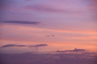 Bulutlu dramatik gün batımı gökyüzü, soyut gün batımı ve gündoğumu arkaplanı