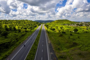 Hindistan otobanındaki trafiğin hava görüntüsü.