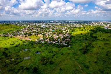 Hindistan otobanındaki trafiğin hava görüntüsü.