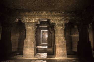 Aurangabad Mağaraları, Hindistan 'ın Maharashtra kentindeki Aurangabad şehrinde 2. yüzyıldan kalma kaya kesimli Budist mağara anıtlarıdır..