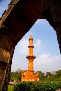 Chand Minar, Hindistan Maharashtra 'daki Daulatabad kalesinde. 1435 yılında Ala-ud-din Bahmani tarafından kale işgalini kutlamak için inşa edildi..
