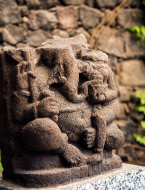 Daulatabad Kalesi, Hindistan 'da antik taş heykel.