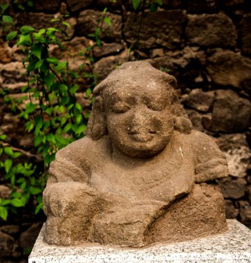 Daulatabad Kalesi, Hindistan 'da antik taş heykel.