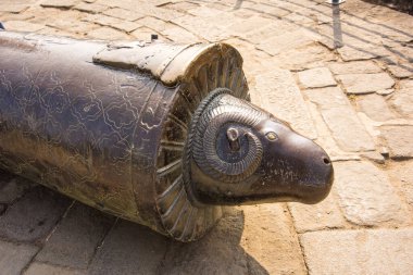 Maharashtra 'daki Daulatabad Kalesi' ndeki antik tarihi top MS 14. yüzyılda inşa edildi..