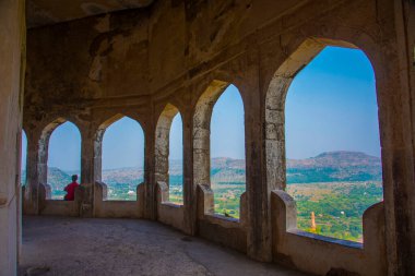 Aurangabad yakınlarındaki Antik Daulatabad kalesi, Maharashtra, Hindistan, MS 14. yüzyılda inşa edildi.