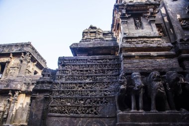 Kailasa Tapınağı kayadan yapılmış dünyanın en büyük monolitik heykeli.