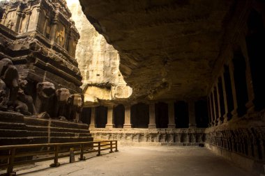 Kailasa Tapınağı kayadan yapılmış dünyanın en büyük monolitik heykeli.