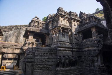 Kailasa Tapınağı kayadan yapılmış dünyanın en büyük monolitik heykeli.