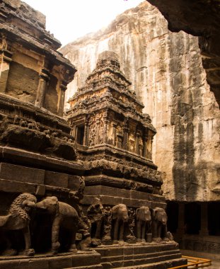 Kailasa Tapınağı kayadan yapılmış dünyanın en büyük monolitik heykeli.