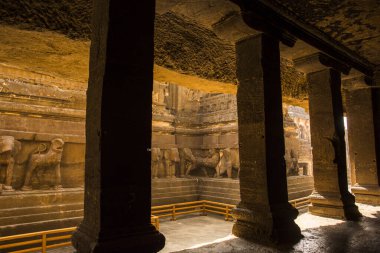 Kailasa Tapınağı kayadan yapılmış dünyanın en büyük monolitik heykeli.