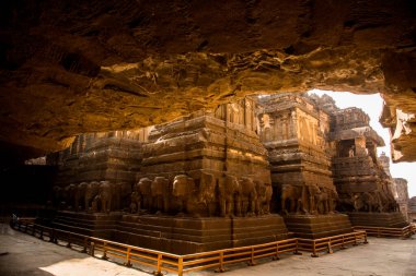 Kailasa Tapınağı kayadan yapılmış dünyanın en büyük monolitik heykeli.