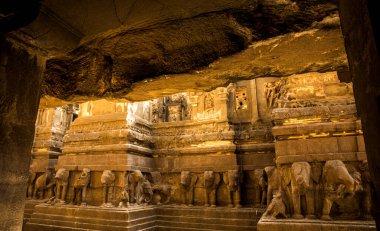 Kailasa Tapınağı kayadan yapılmış dünyanın en büyük monolitik heykeli.