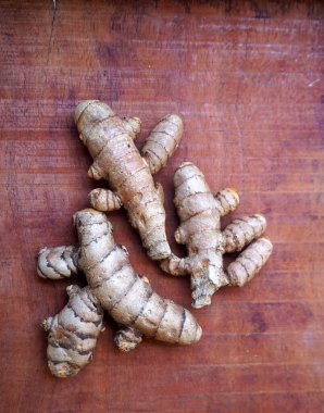 Arkaplanda taze zerdeçal kökleri