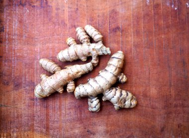 Arkaplanda taze zerdeçal kökleri