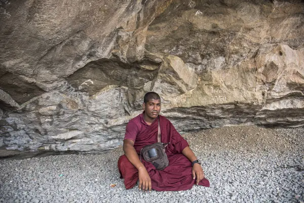 Budist keşiş, Hindistan 'daki Aurangabad Mağaralarını ziyaret etti.