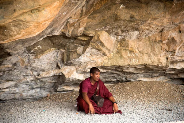 Budist keşiş, Hindistan 'daki Aurangabad Mağaralarını ziyaret etti.