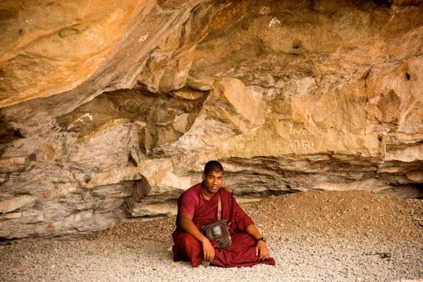Buddhistischer Mönch Besucht Die Höhlen Von Aurangabad Indien — Stockfoto