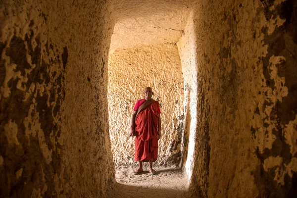 Buddhistischer Mönch Besucht Die Höhlen Von Aurangabad Indien — Stockfoto