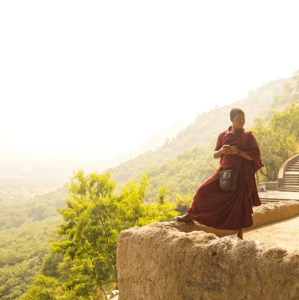 Budist keşiş, Hindistan 'daki Aurangabad Mağaralarını ziyaret etti.